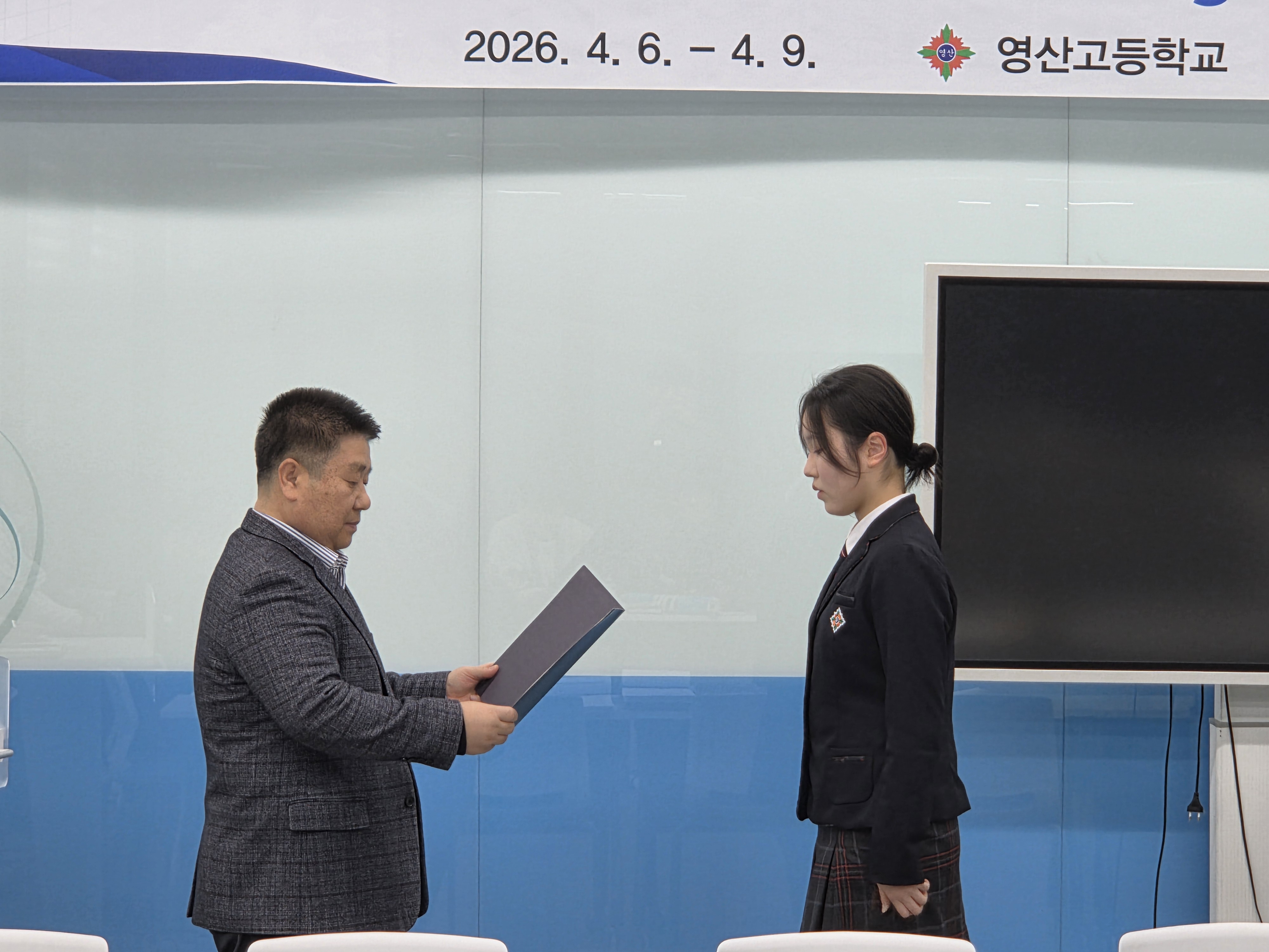 전국 스쿼시 선수권대회 우승 학생 장학증서 수여