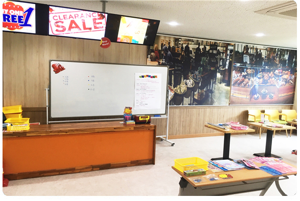 마트 및 카페테리아 이미지.